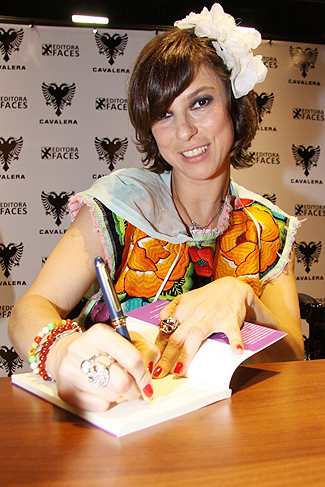 Maria Paula recebe deu vários autógrafos. 