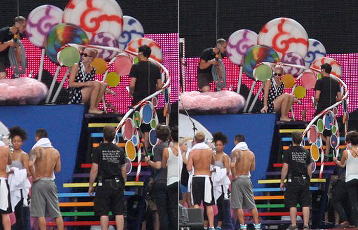 De vestidinho Katy Perry faz passagem de som no palco do Rock in Rio 