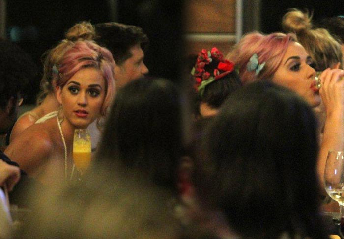 Katy Perry prova o churrasco brasileiro  O Fuxico Foto:AgNews