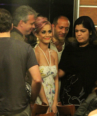 Katy Perry distribuiu sorrisos ao sair do local