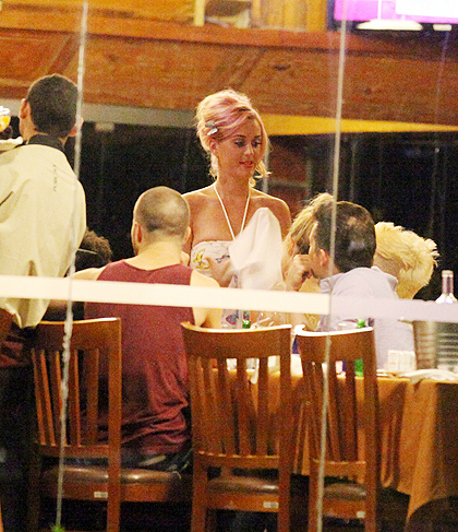 Katy Perry foi fotografada em uma churrascaria do Rio