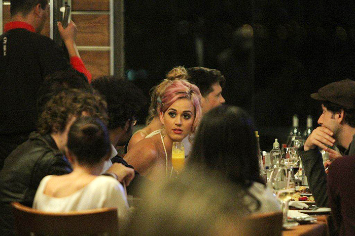 Katy Perry  jantou com sua equipe em uma churrascaria