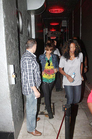 Rihanna também chegou à boate com sua equipe