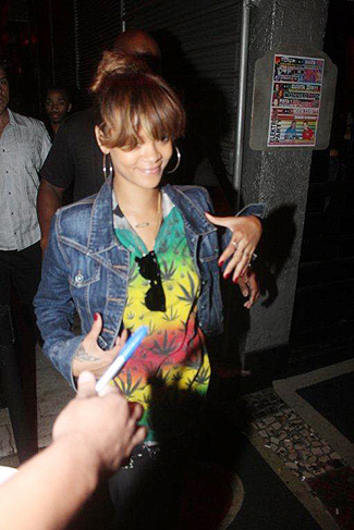  Rihanna atraiu os flashes ao aparecer com uma camiseta com desenhos da planta da maconha