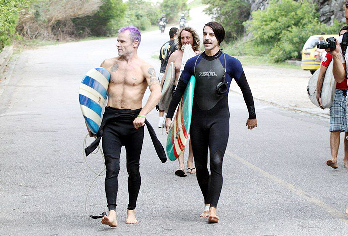 Anthony Kiedis e Flea caminharam descalços até a praia. 