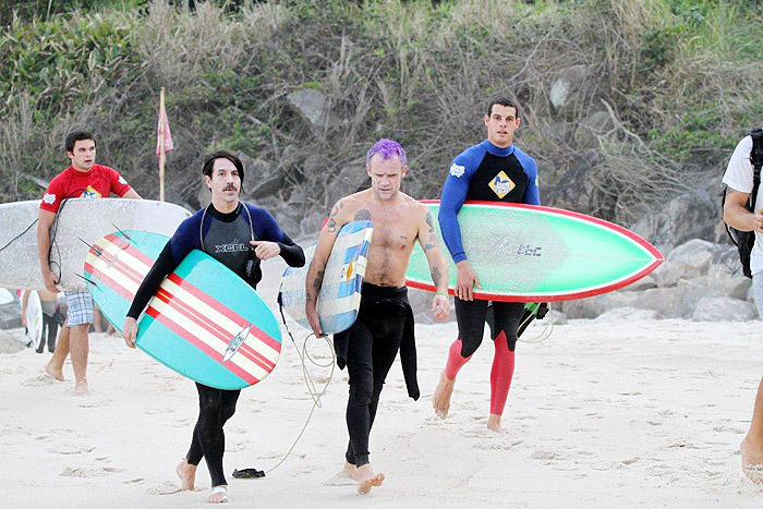 Anthony Kiedis e Flea da banda Red Hot Chilli Peppers surfam na praia do Recreio