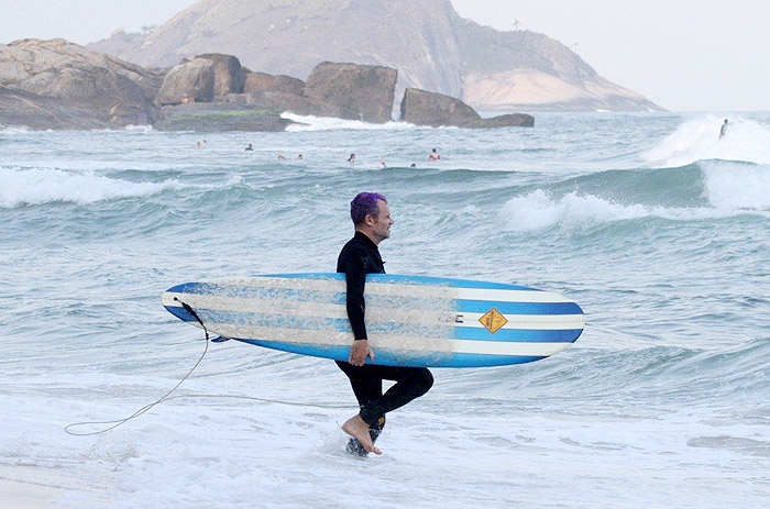 Flea não demorou muito para ir surfar. 