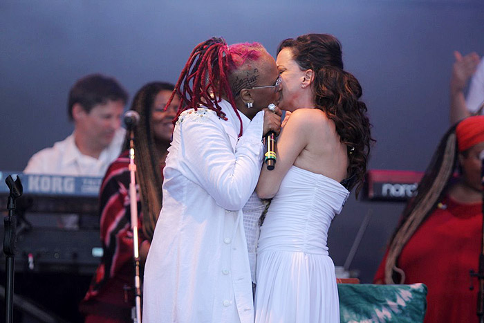 Apresentação quente: Sandra de Sá e Bebel Gilberto se beijam no Palco Sunset
