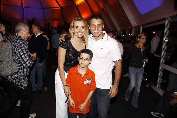 Luigi Barrichelli com a mulher e o filho nos bastidores do Rock
