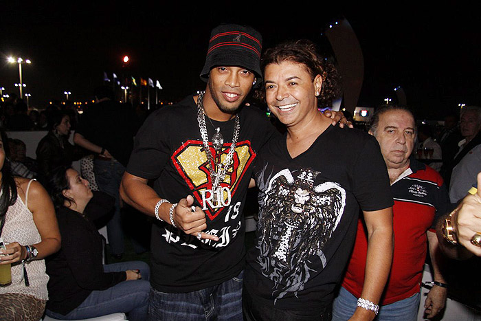 Ronaldinho Gaúcho também foi conferir o primeiro dia do Festival e encontrou o amigo David Brasil. Ao fundo o humorista Castrinho