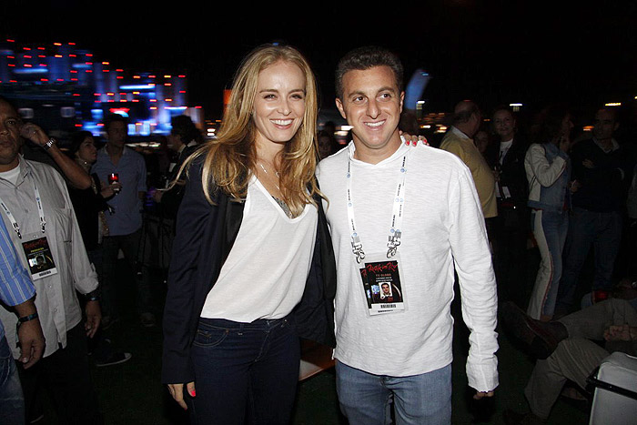 Felizes: Angélica e Luciano Huck conferem as atrações do primeiro dia