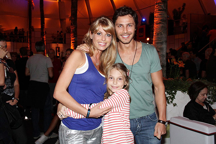 Caroline Bittencourt com a filha Isabelle e o namorado André Bankoff na Cidade do Rock