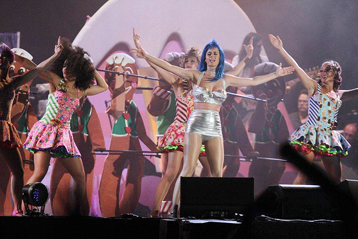 Cantora dança com seus bailarinos em apresentação empolgante no Palco Mundo