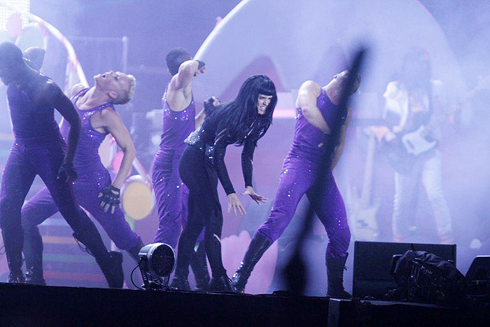 Corpo de baile e a cantora arrasam no palco do Rock In Rio