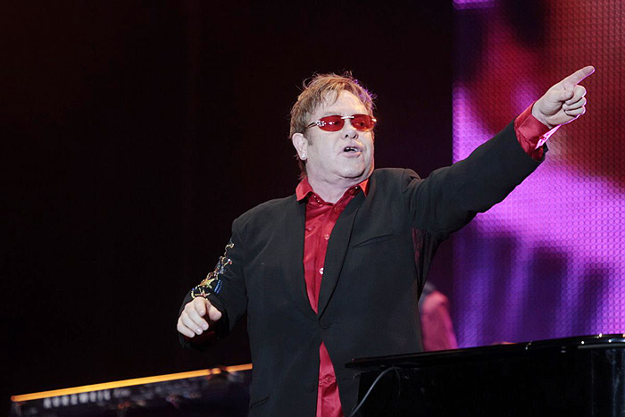 Elton John sempre carismático no palco