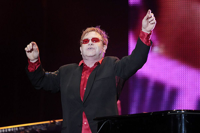 Elton John rege o público na primeira noite do Rock In Rio