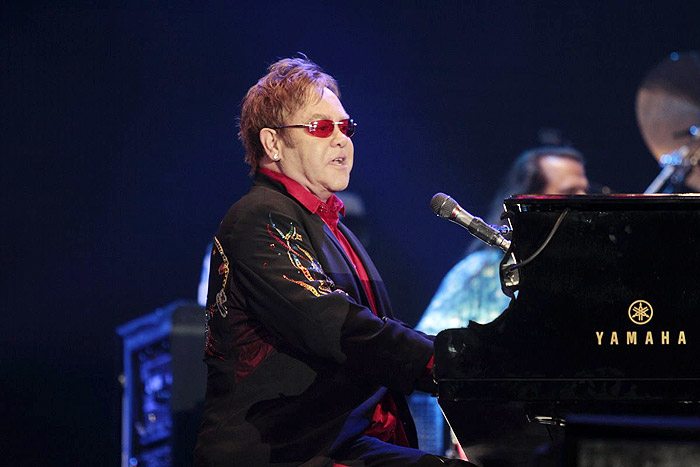 Sempre contagiante, Elton John fez o público cantar suas canções