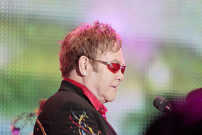 Elton John emocionado com a apresentação na primeira noite do Festival