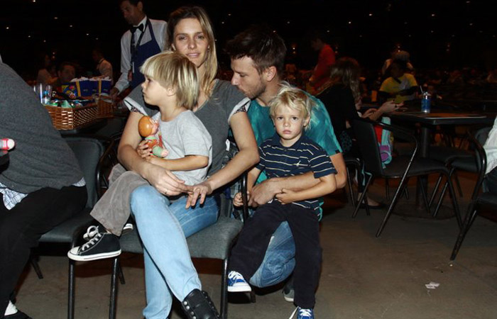 Fernanda Lima e Rodrigo Hilbert levam os filhos ao teatro