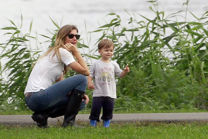 Gisele e Benjamin em seu passeio matinal, perto de casa