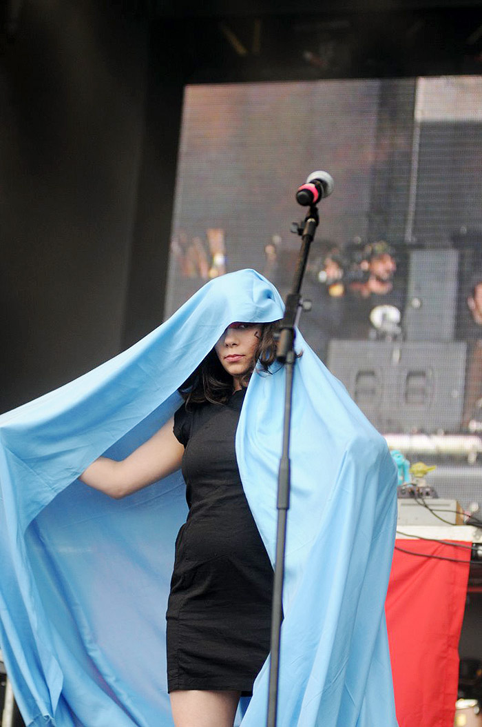 Amora Pera envolvida em um lençol azul na apresentação no Rock In Rio