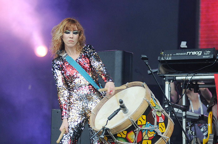 Karina Buhr toca percussão no segundo dia do Rock In Rio