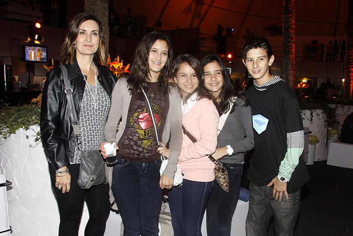 Fátima Bernardes com os filhos Laura, Beatriz e Vinícius e uma amiga dos adolescentes na segunda noite do Rock In Rio