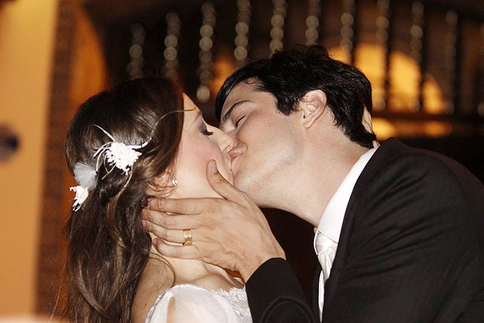 Beijo apaixonado e feliz de Mateus Solano e Paula Braun