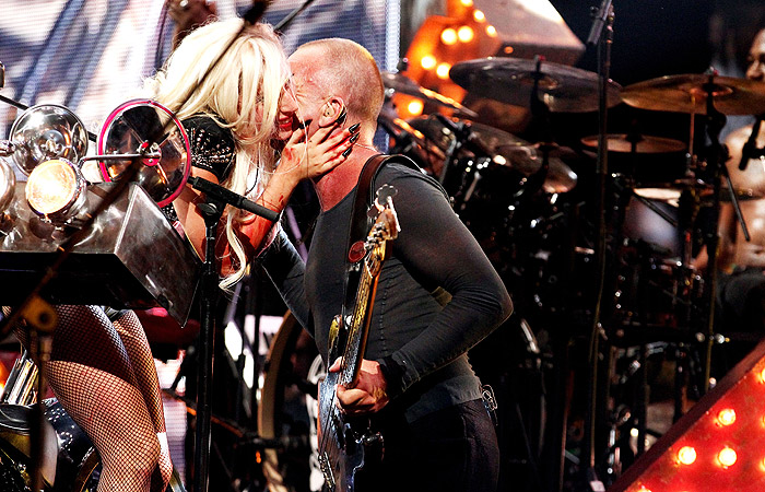 Lady Gaga e Sting se beijam durante dueto, em Las Vegas