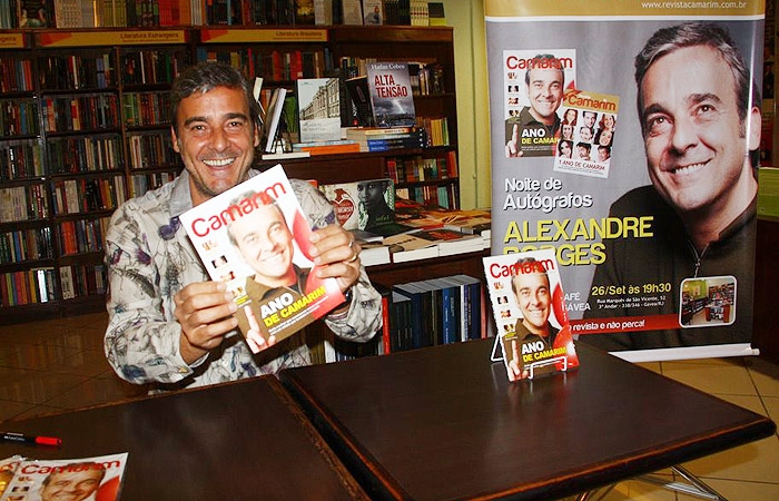 Alexandre Borges autografa revista em shopping da zona sul do Rio