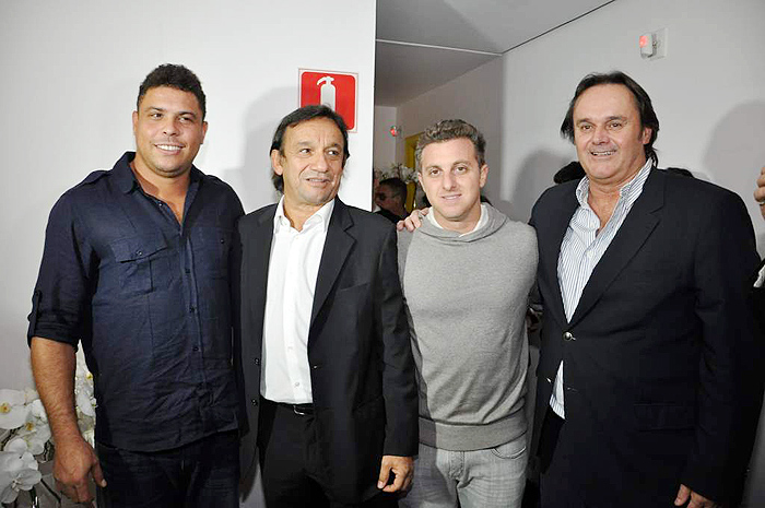 Ronaldo e Luciano tiraram fotos com outros corintianos. 