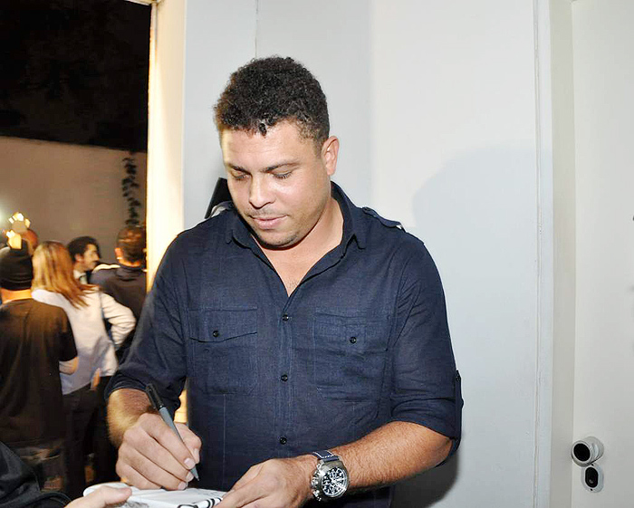 Ronaldo autografou várias camisas. 