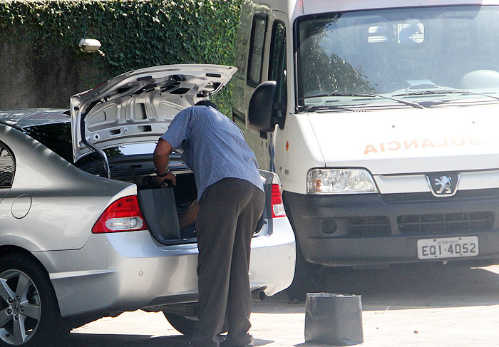 Motorista colocou as bagagens da atriz no carro. 