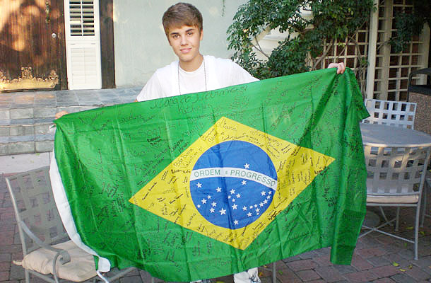 Justin Bieber posa com a bandeira do Brasil