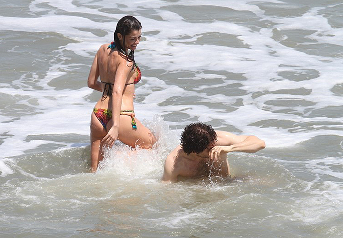 Alinne Moraes e Thiago Fragoso caíram no mar. 