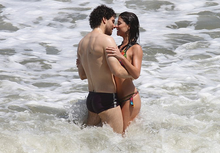 Alinne Moraes e Thiago Fragoso gravam cenas quentes na praia