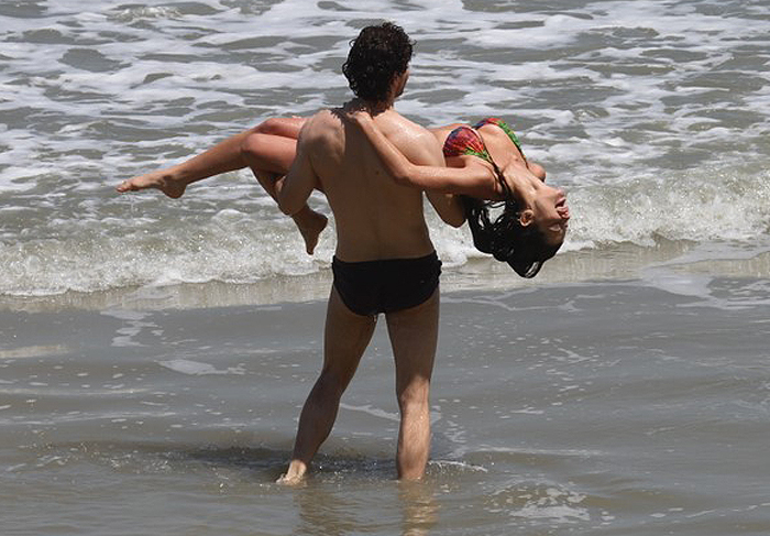 Alinne Moraes e Thiago Fragoso gravam cenas de O Astro na praia