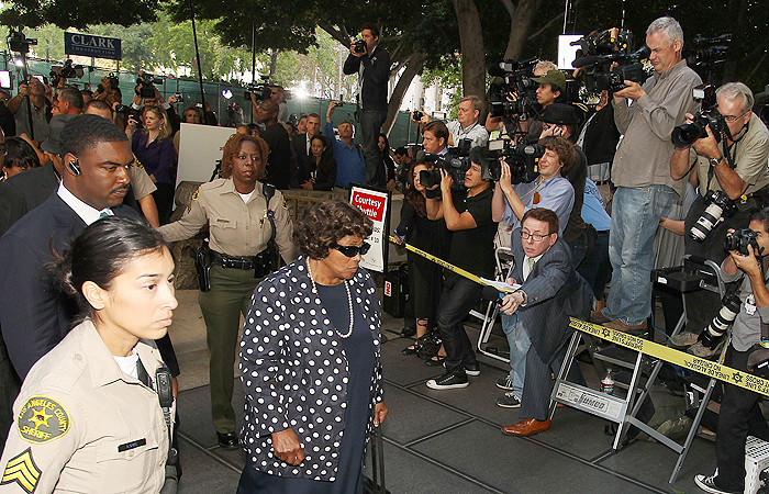 Fãs dos cantores organizaram um protesto diante da Suprema Corte de Los Angeles