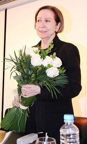 A atriz ganhou flores. 
