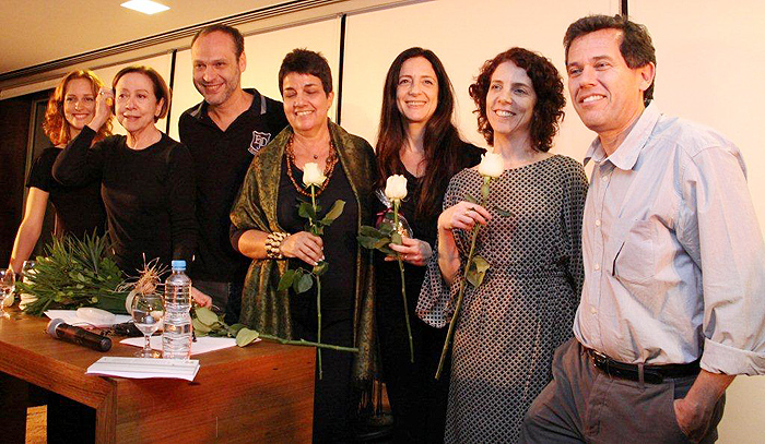 Mulheres ganharam rosas no final da apresentação.