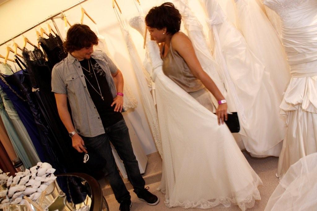 Felipe opinou sobre a escolha do vestido da noiva. 