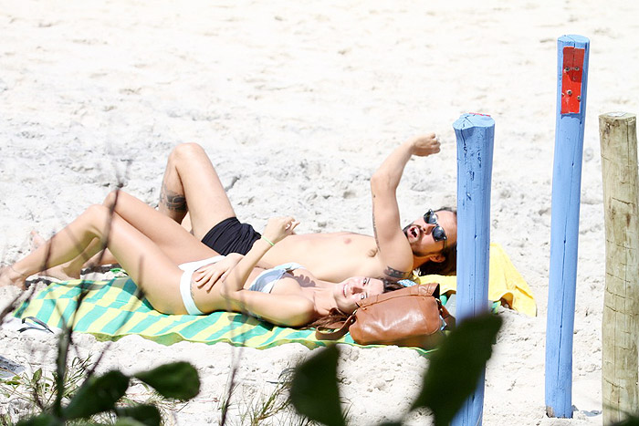 Paulo Vilhena vai à praia com Thayla Ayala no Rio de Janeiro