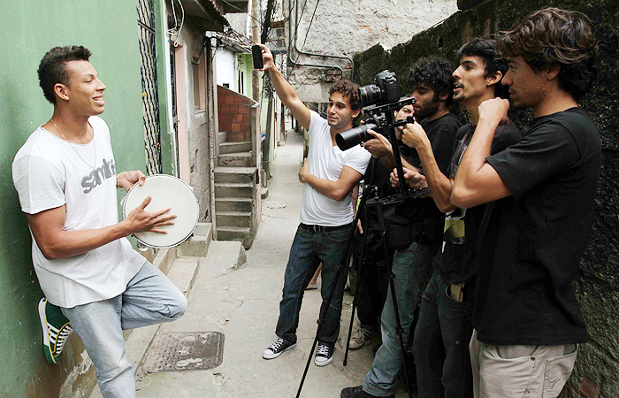 Rafael Almeida dirige clipe de pagode em favela carioca