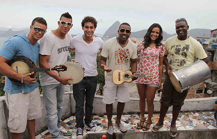 Rafael Almeida dirige clipe de pagode em favela carioca