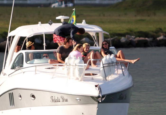  Kesha passeia de barco no Guarujá O Fuxico