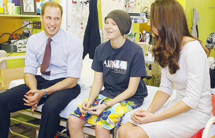 William e Catherine conversam com crianças em centro de ajuda em Surrey, no sul de Londres