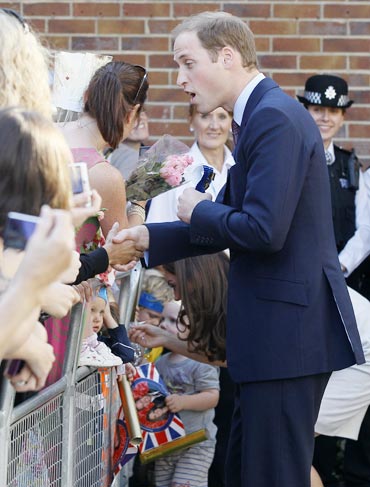 Príncipe William cumprimente súditos em inauguração de centro de ajuda a crianças com cãncer no sul de Londres