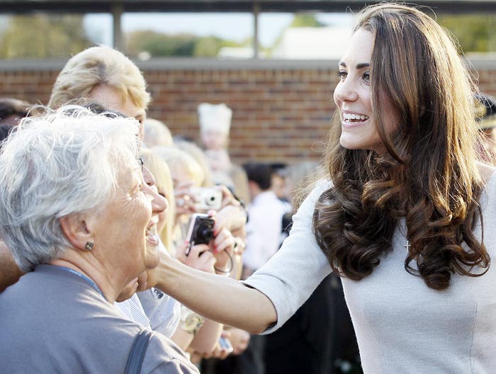 Duquesa de Cambridge dá atenção a senhoras idosas em frente à centro de ajuda à crianças com câncer