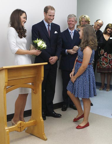 Catherine e William são homenageados por crianças de centro de ajuda a crianças com câncer, em Londres