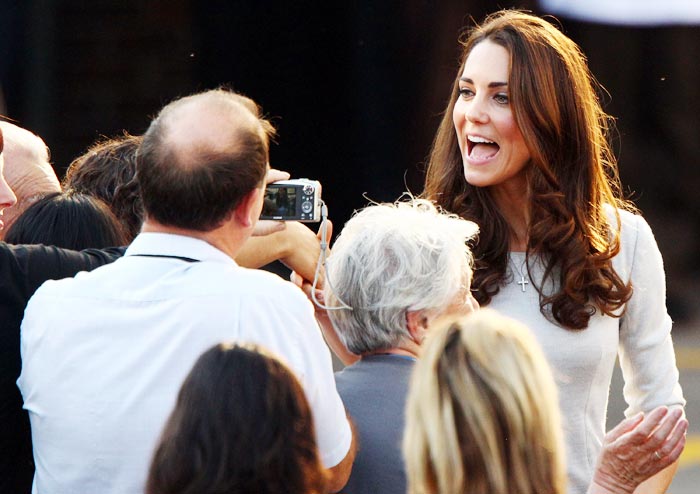 Kate conversa com súditos e é fotografada no sul de Londres